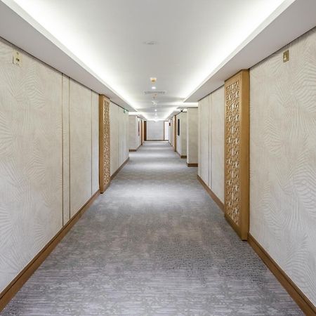 אל-מדינה Taiba Suites Madinah מראה חיצוני תמונה A corridor at the hotel