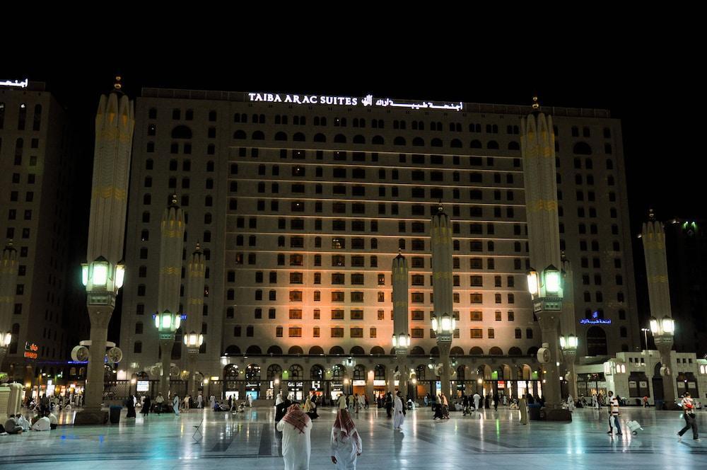 אל-מדינה Taiba Suites Madinah מראה חיצוני תמונה The hotel at night