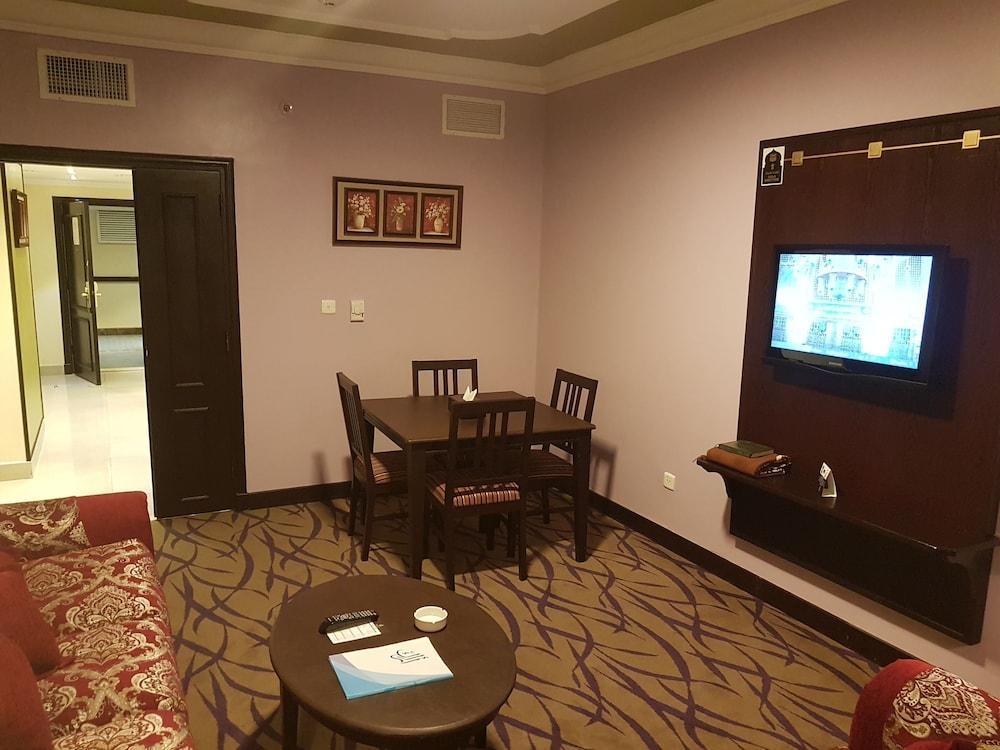 אל-מדינה Taiba Suites Madinah מראה חיצוני תמונה A living room in a suite at the hotel