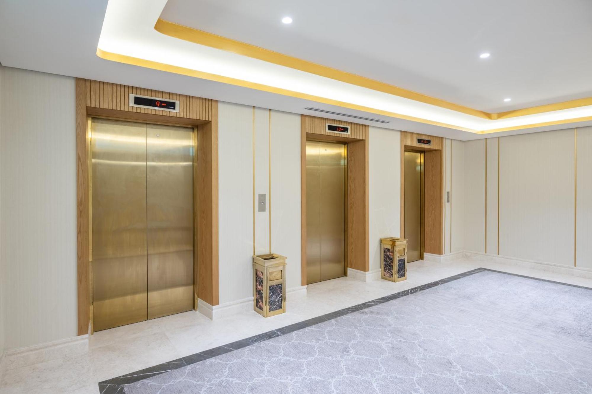אל-מדינה Taiba Suites Madinah מראה חיצוני תמונה Elevators at the hotel