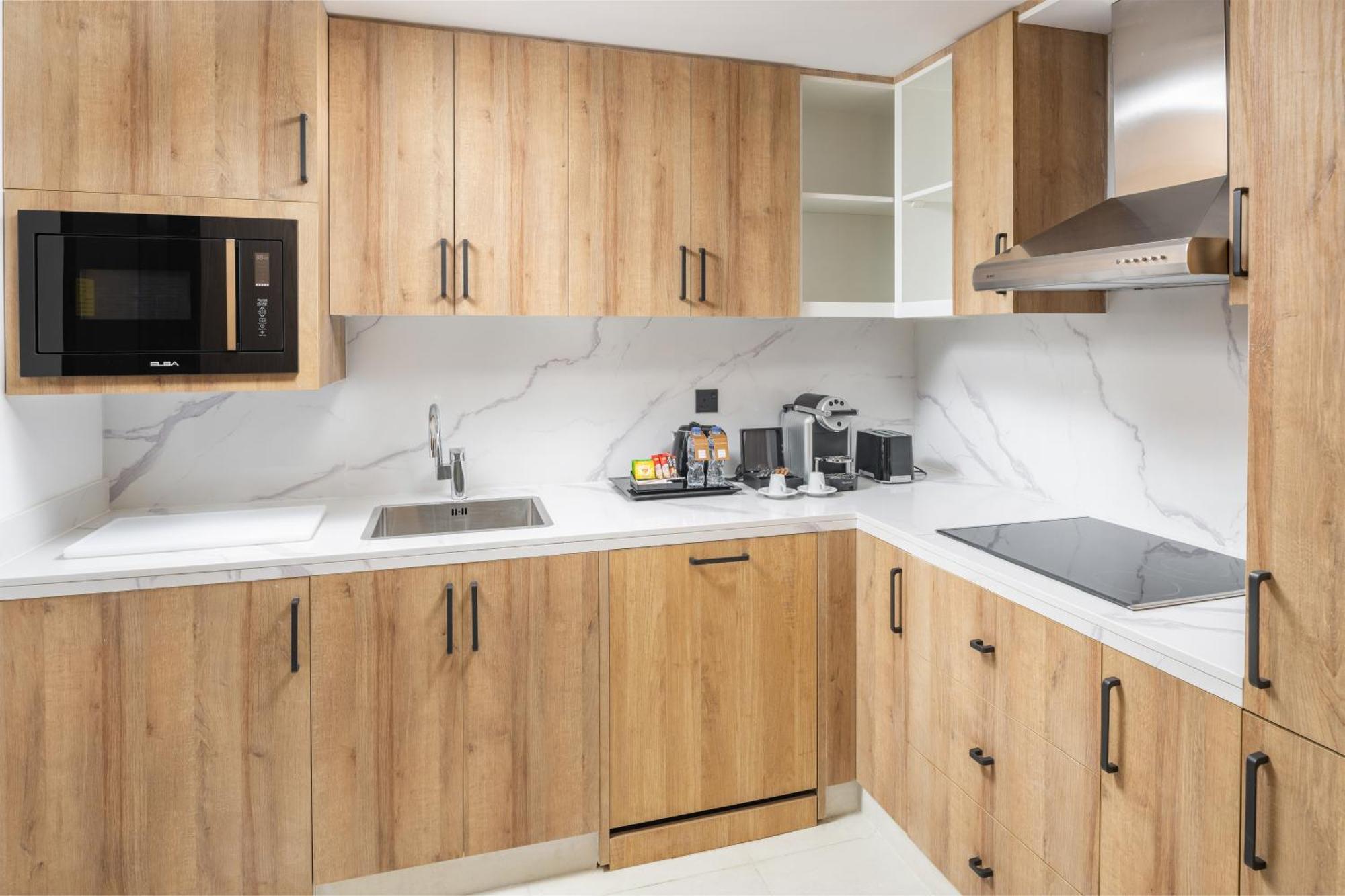 אל-מדינה Taiba Suites Madinah מראה חיצוני תמונה A modern kitchen
