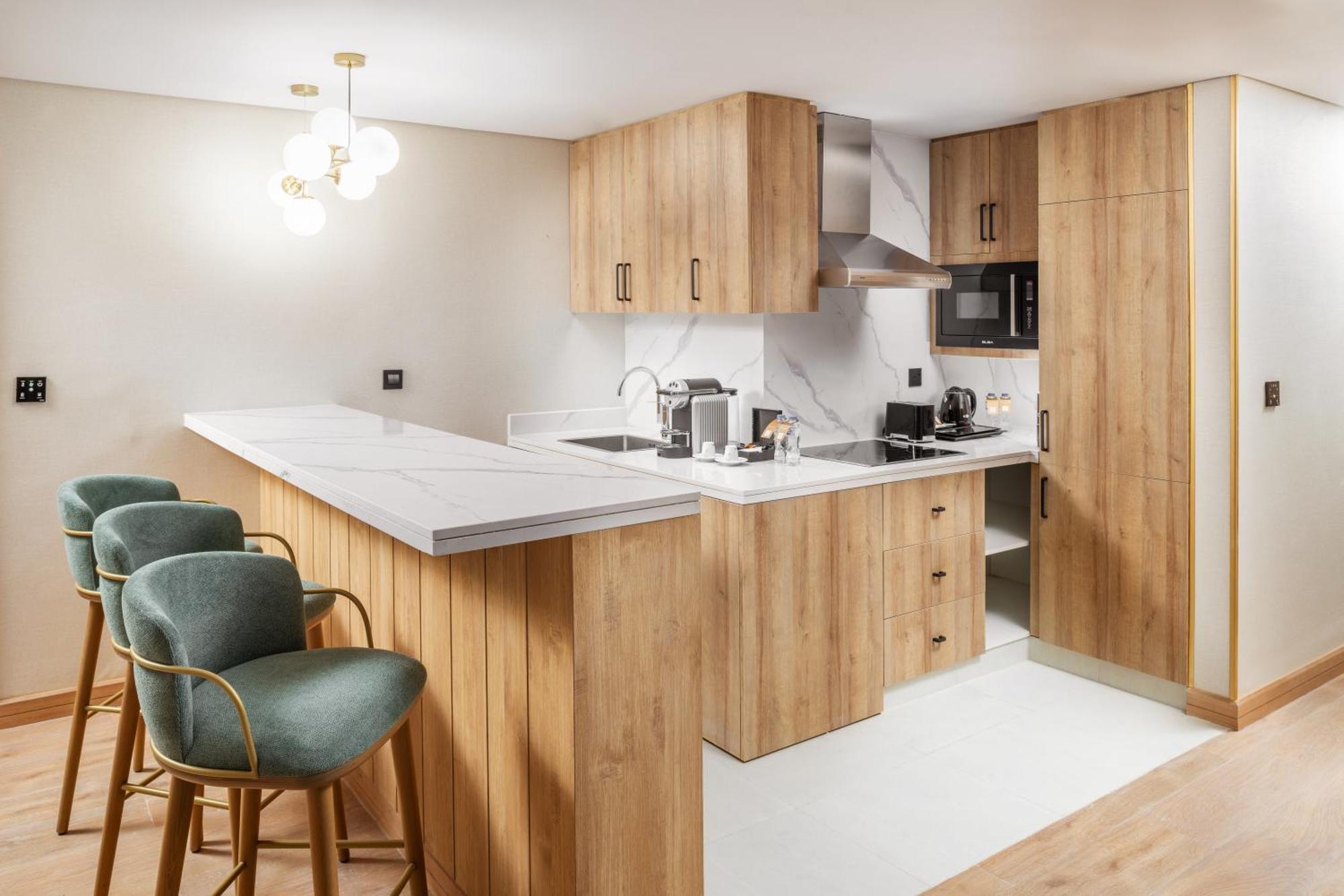 אל-מדינה Taiba Suites Madinah מראה חיצוני תמונה A kitchen in a serviced apartment