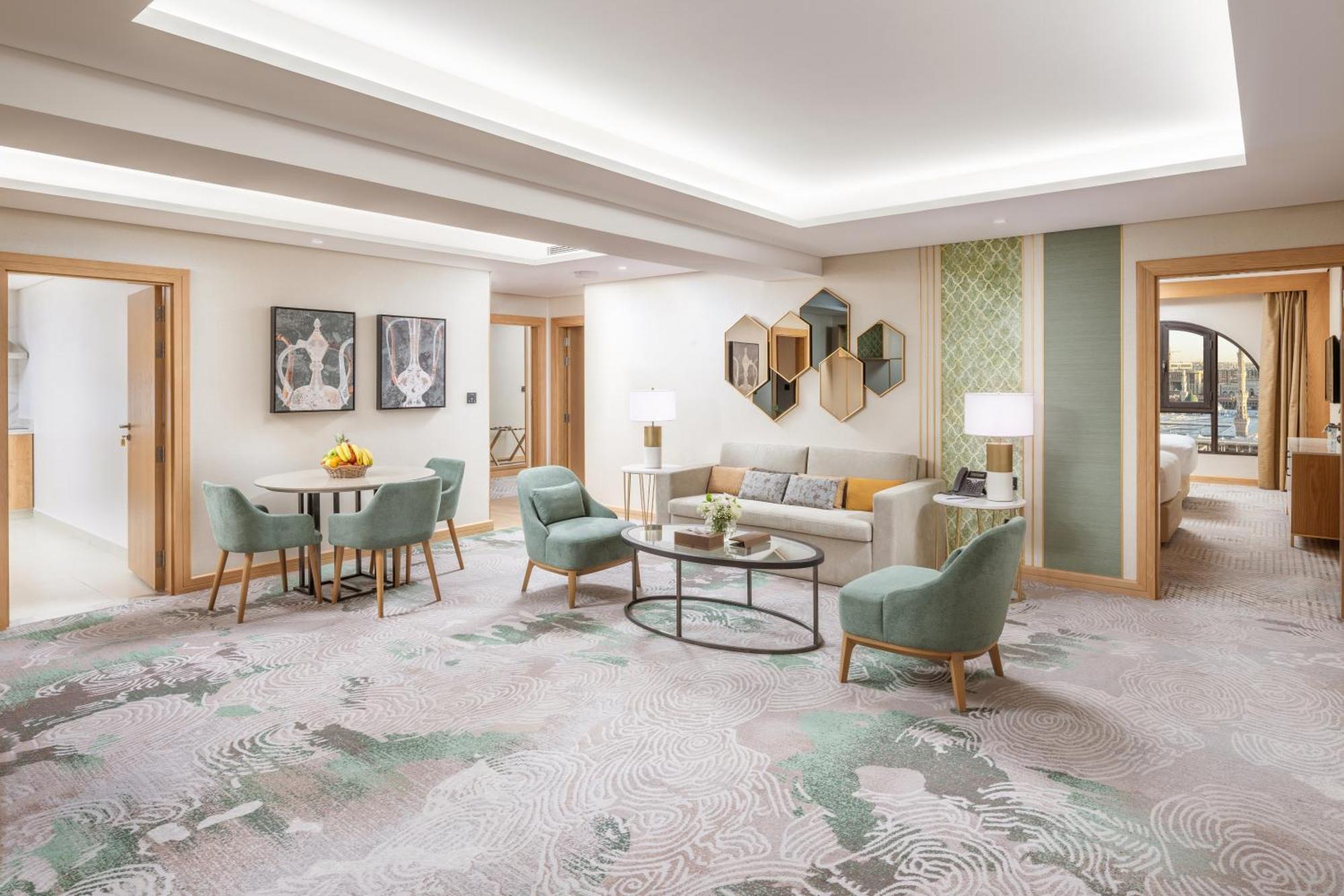אל-מדינה Taiba Suites Madinah מראה חיצוני תמונה The interior of the hotel