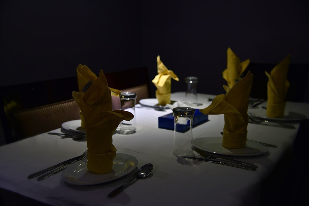 אל-מדינה Taiba Suites Madinah מראה חיצוני תמונה A table set for a formal dinner