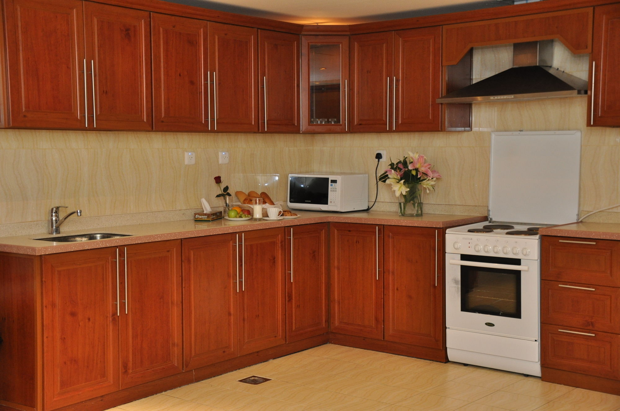 אל-מדינה Taiba Suites Madinah מראה חיצוני תמונה A modern kitchen