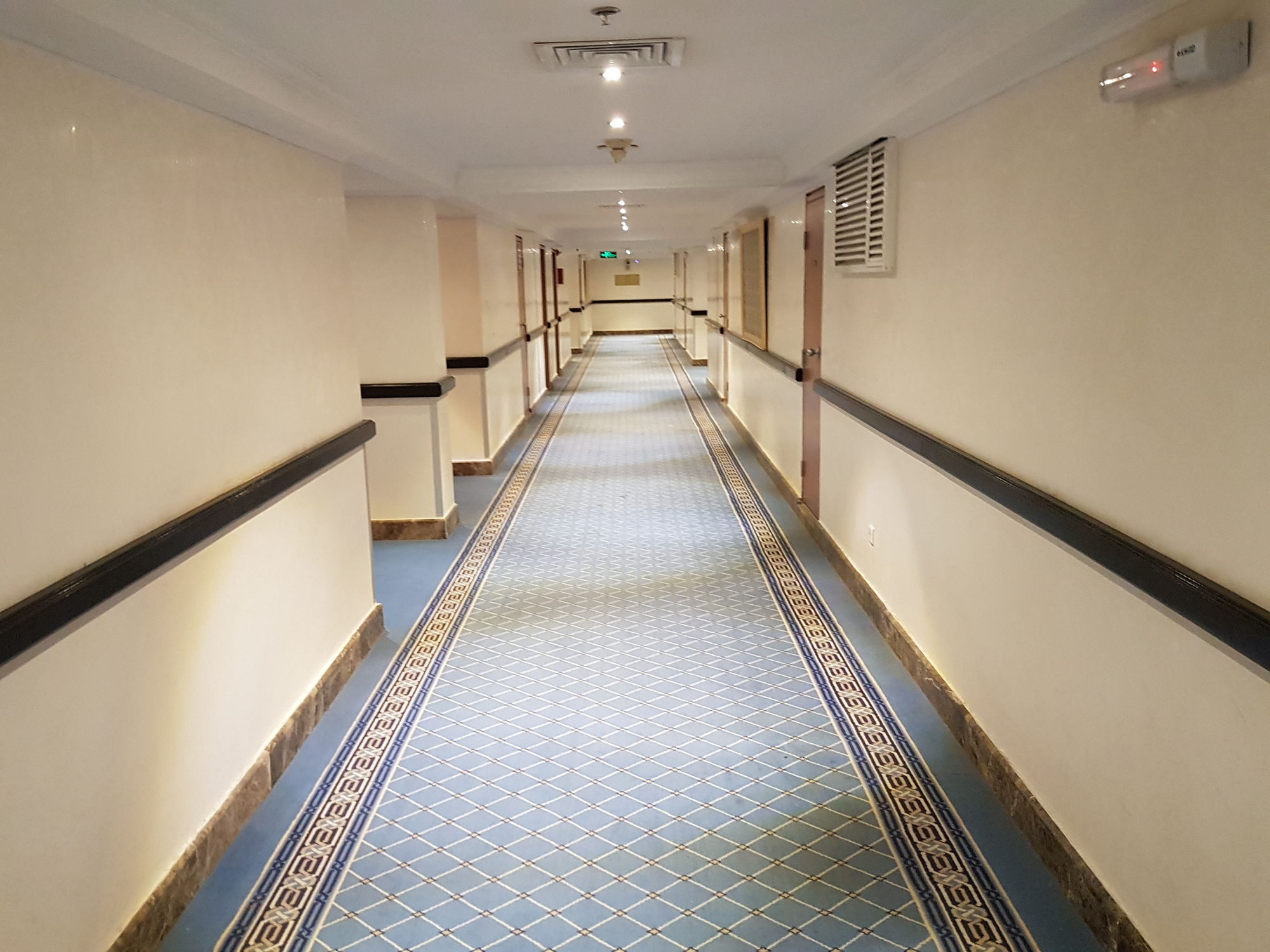 אל-מדינה Taiba Suites Madinah מראה חיצוני תמונה A corridor in a hotel