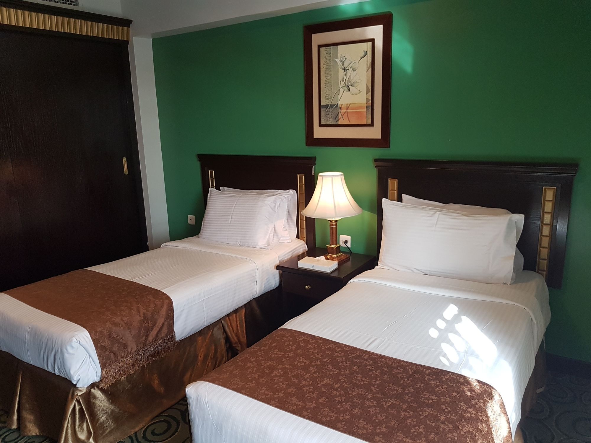 אל-מדינה Taiba Suites Madinah מראה חיצוני תמונה A room at the hotel