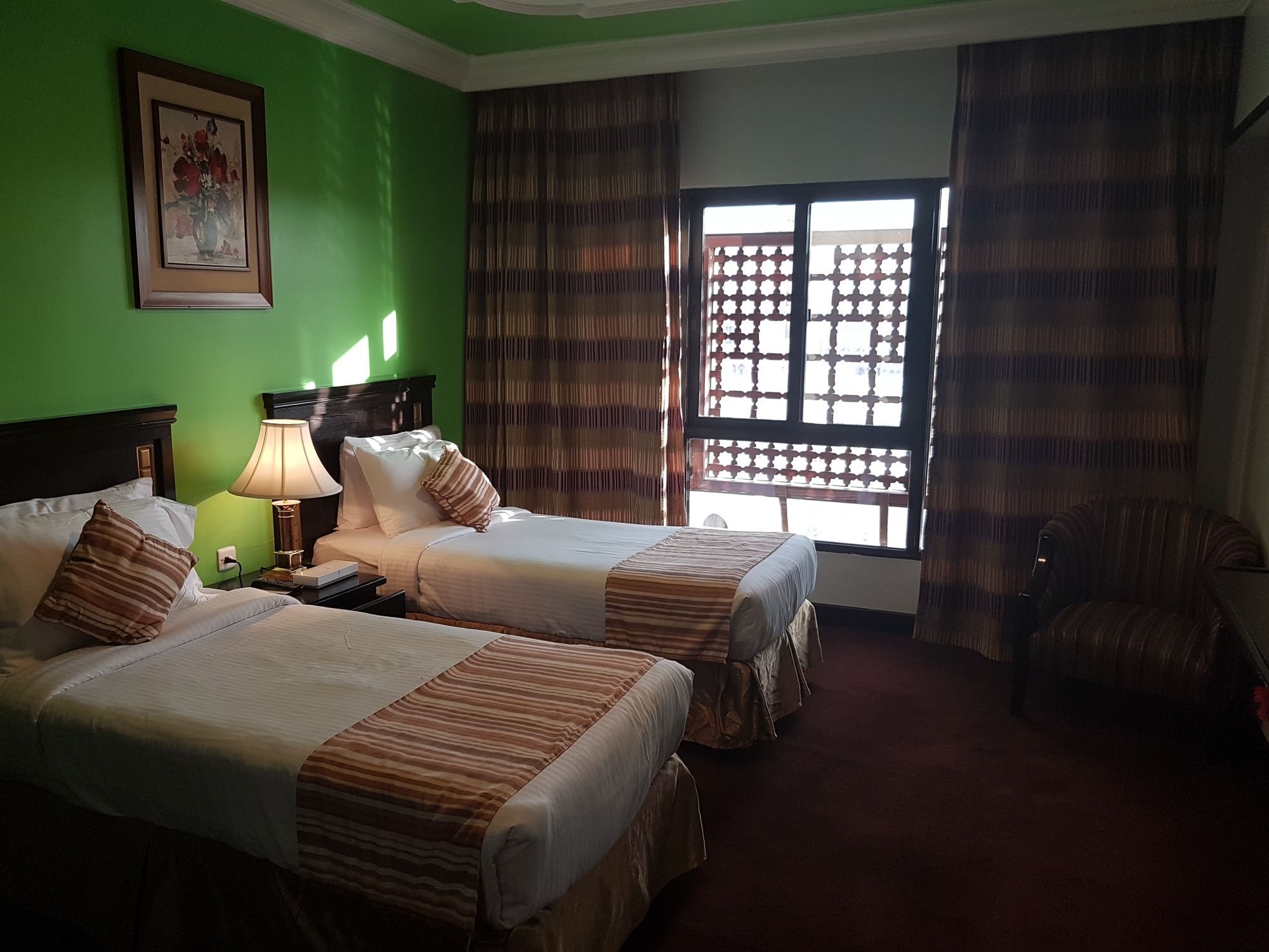 אל-מדינה Taiba Suites Madinah מראה חיצוני תמונה A room at the hotel