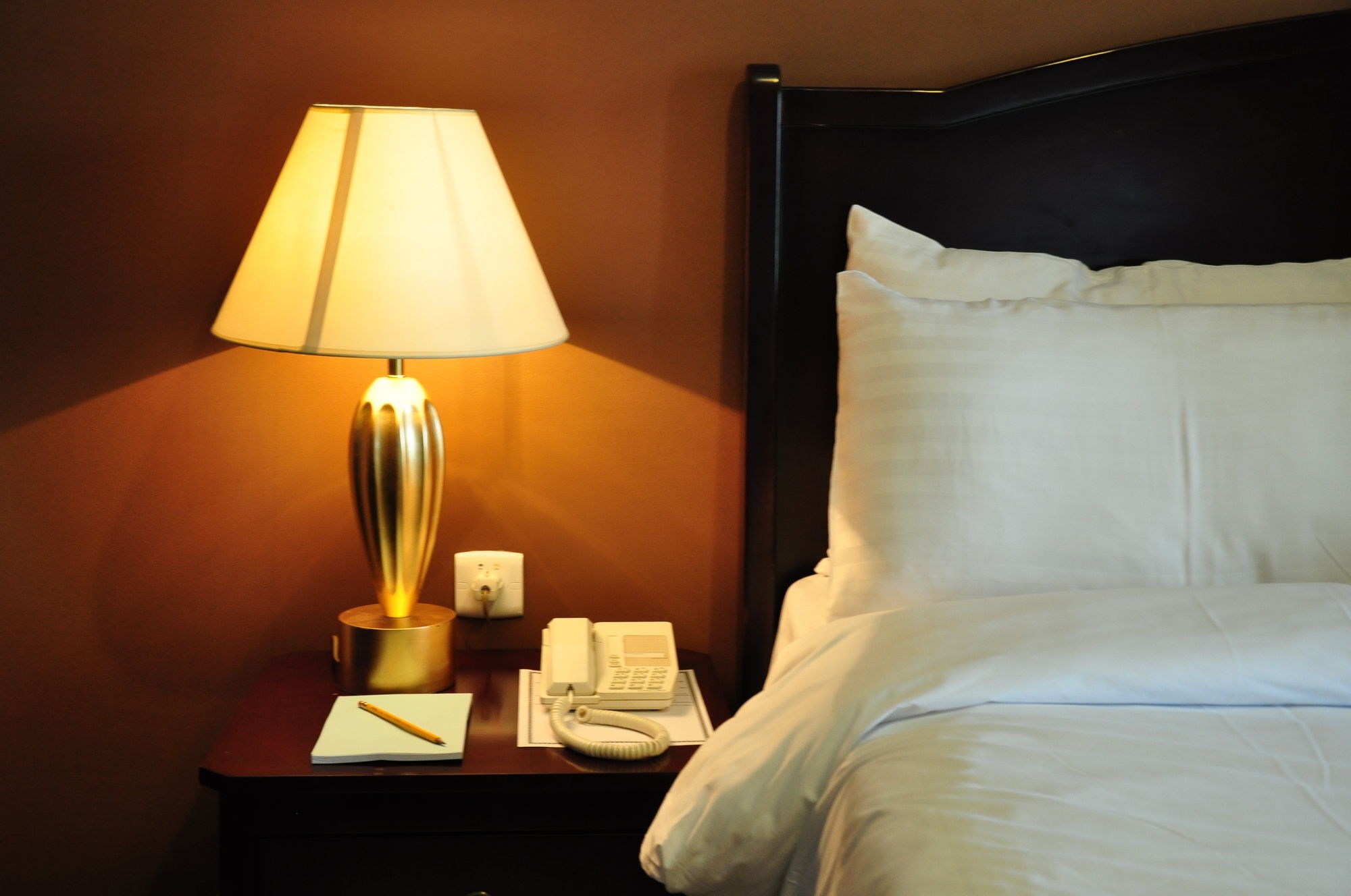 אל-מדינה Taiba Suites Madinah מראה חיצוני תמונה A lamp on a bedside table