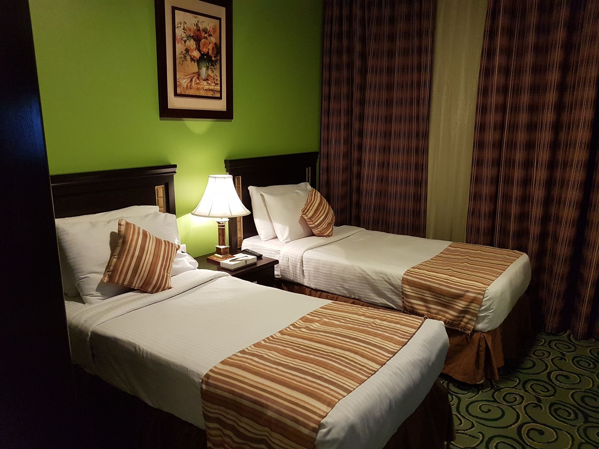 אל-מדינה Taiba Suites Madinah מראה חיצוני תמונה A room at the hotel
