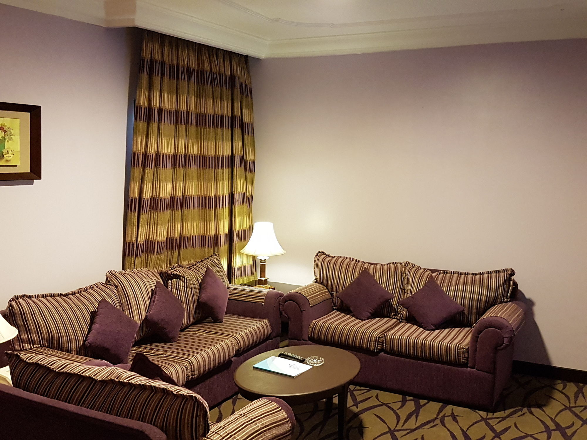 אל-מדינה Taiba Suites Madinah מראה חיצוני תמונה A living room