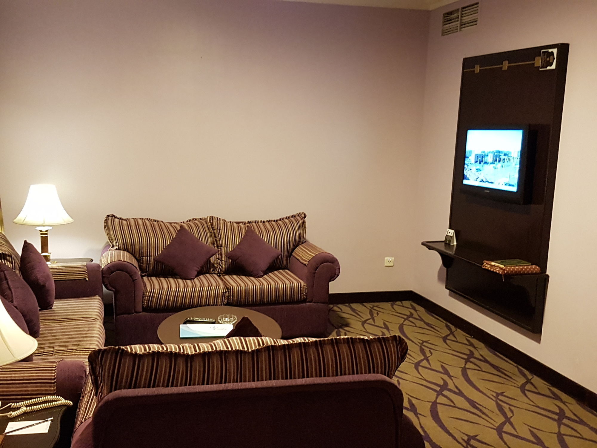אל-מדינה Taiba Suites Madinah מראה חיצוני תמונה A living room in a hotel suite