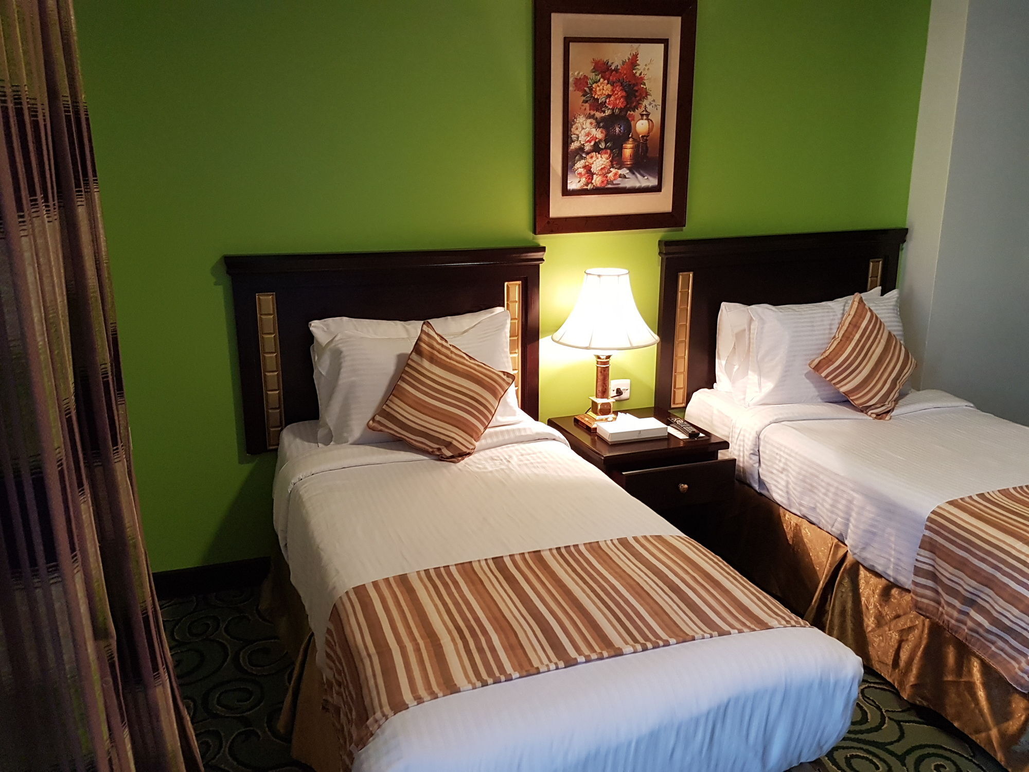 אל-מדינה Taiba Suites Madinah מראה חיצוני תמונה A room at the hotel