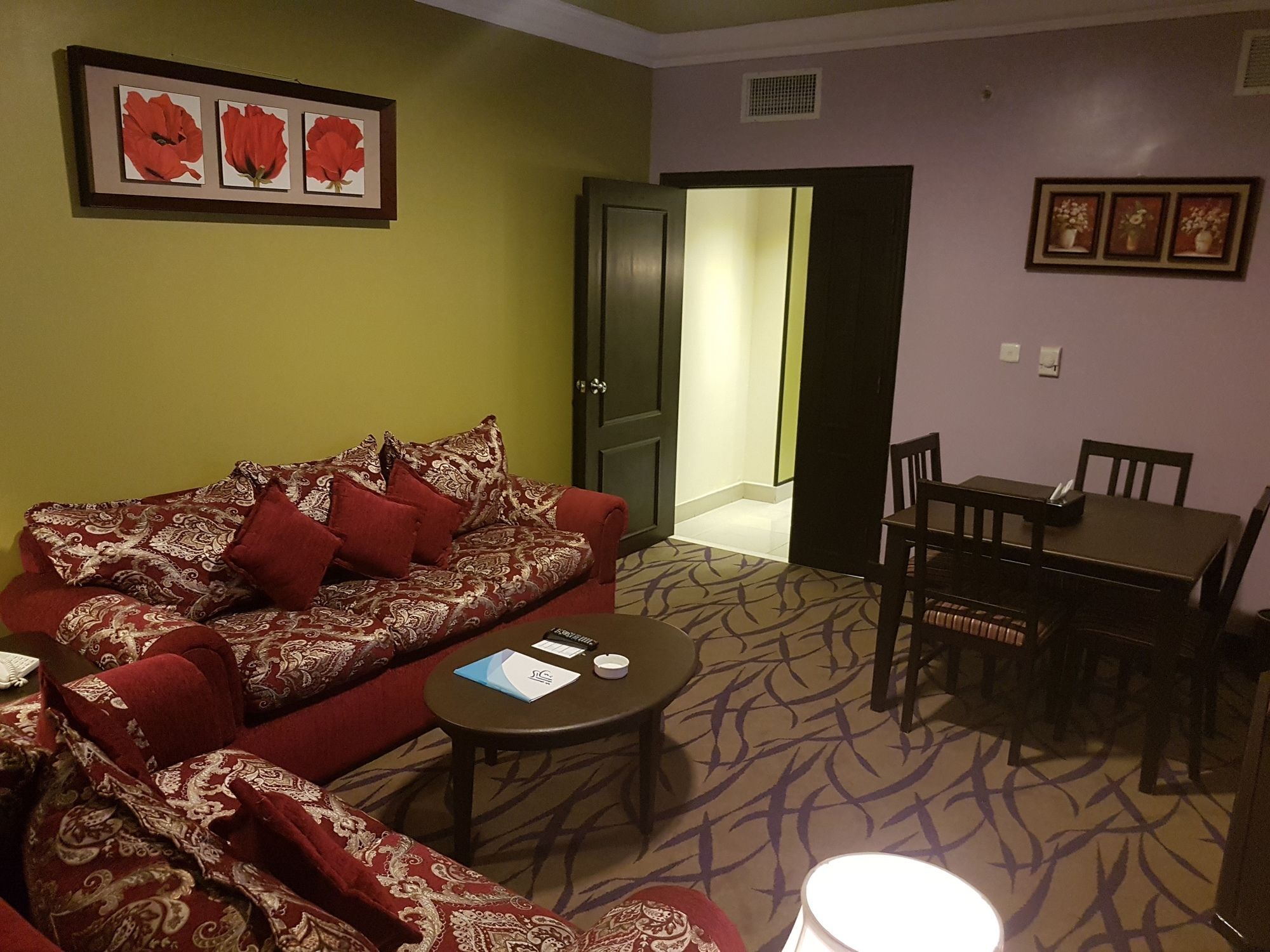 אל-מדינה Taiba Suites Madinah מראה חיצוני תמונה Living room of a suite at the MGM Grand