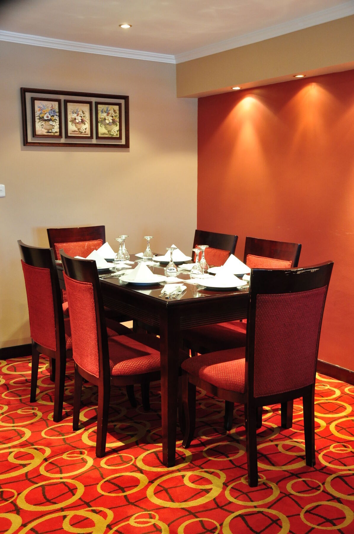 אל-מדינה Taiba Suites Madinah מראה חיצוני תמונה A dining table