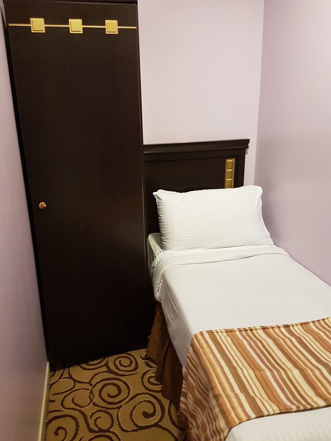 אל-מדינה Taiba Suites Madinah מראה חיצוני תמונה A single bed