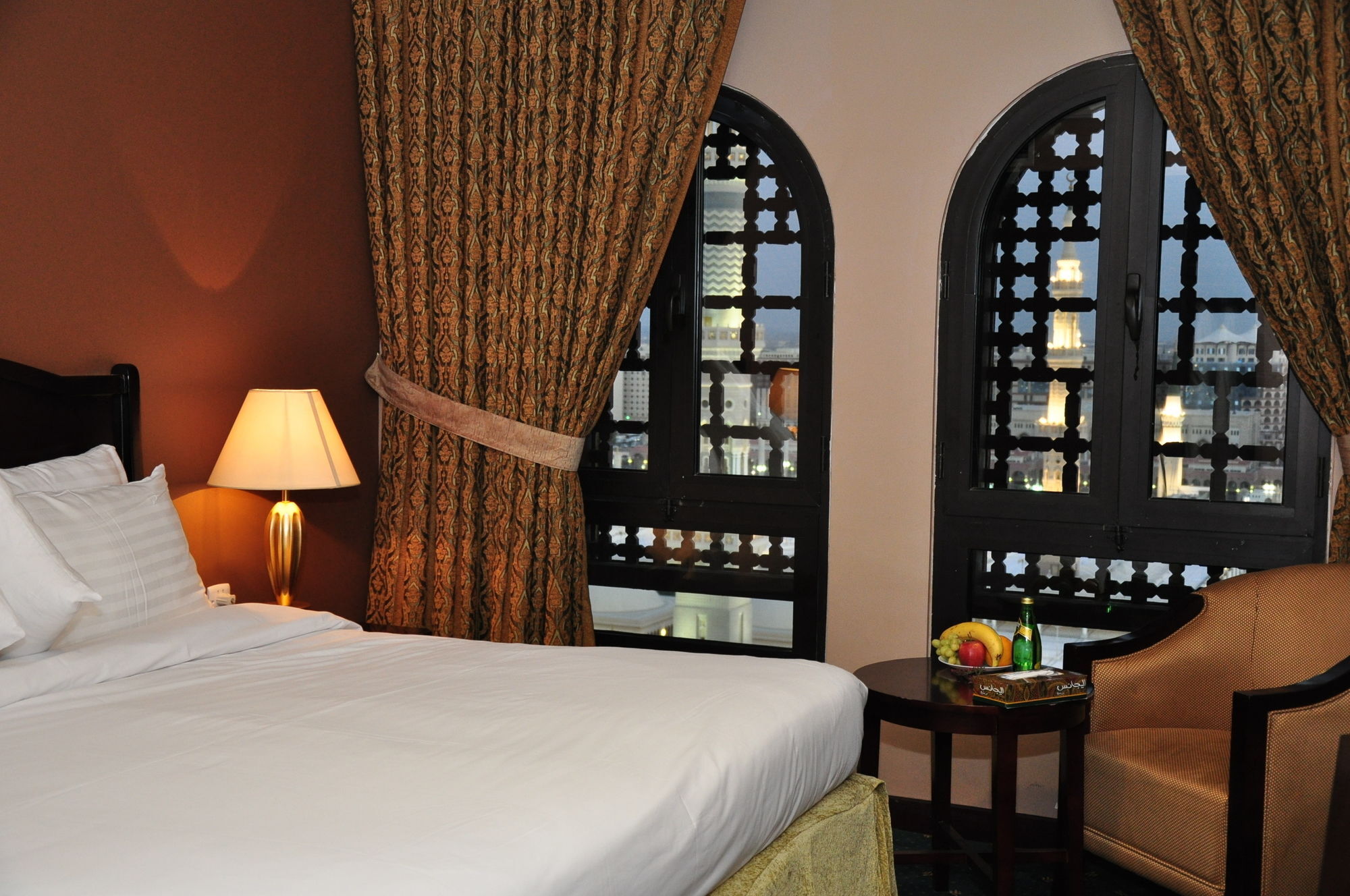 אל-מדינה Taiba Suites Madinah מראה חיצוני תמונה A room at the hotel
