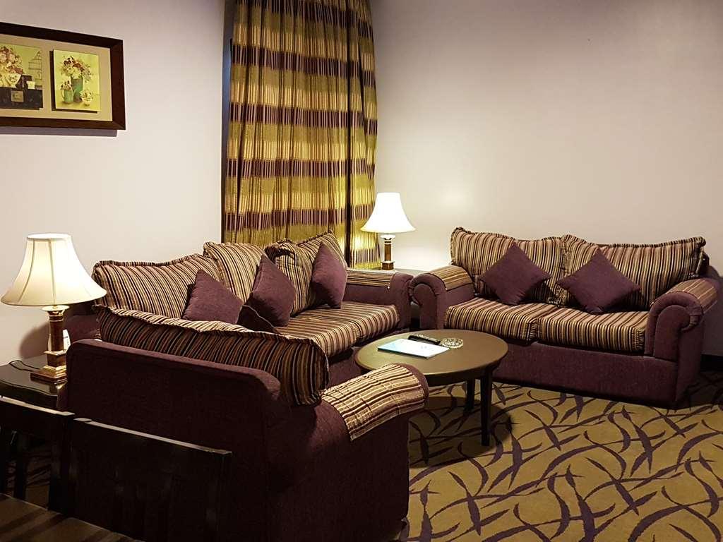 אל-מדינה Taiba Suites Madinah חדר תמונה A living room