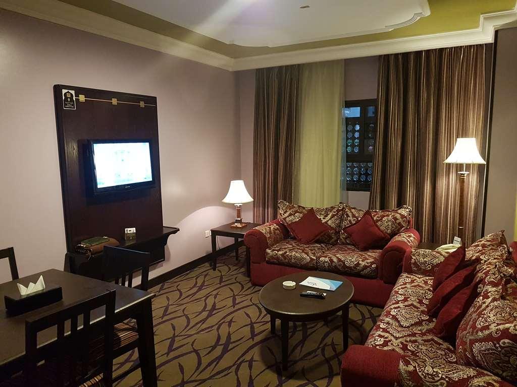 אל-מדינה Taiba Suites Madinah חדר תמונה A living room in a suite at the hotel